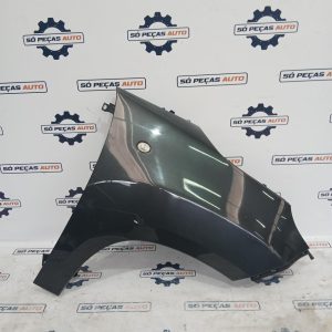 GUARDA LAMAS DIREITO PRETA FIAT 500L 1.3MJET 2012-2025 ANO: 2014