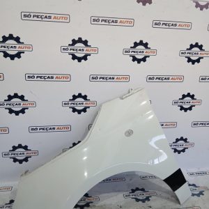 GUARDA LAMAS ESQUERDO BRANCO FIAT 500 312 1.2 12V 2007-2015 ANO: 2010