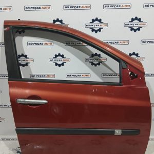 PORTA FRENTE DIREITA VERMELHO RENAULT CLIO III 1.4 16V 2005-2012 ANO: 2007