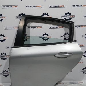 PORTA TRASEIRA ESQUERDA CINZA PEUGEOT 208 MK1 1.2VTI 2012-2019 ANO: 2015