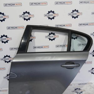 PORTA TRASEIRA ESQUERDA CINZA BMW E87 120D 2.0D 2007-2011 ANO: 2010